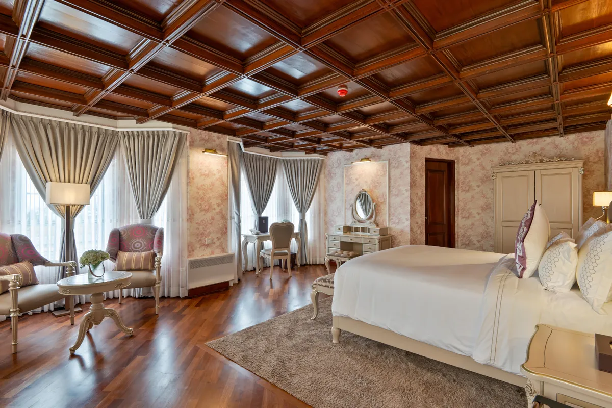 The coffered-ceiling Diplomatic Suite at Horton Heights